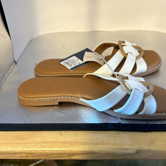 Universal thread with tags slip on sandals. White with beautiful tan size 6 1/2. - Picture 2 of 8
